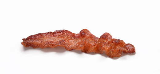 Fresca tocineta recien frita en fondo blanco.