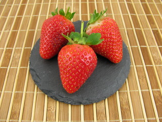 Erdbeeren auf Schiefer-Platte