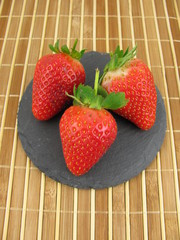 Erdbeeren auf Schiefer-Platte