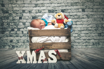 kleines Baby in der Weihnachtskiste