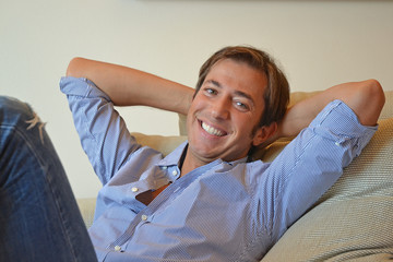 Hombre relajado en el sofa de su casa.Placentero comfort.
