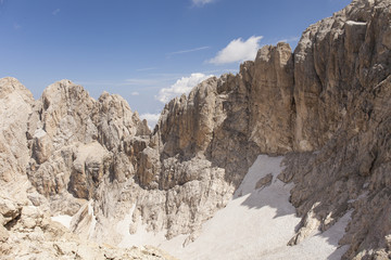 Montagne rocciose, cielo blu e nuvole sullo sfondo