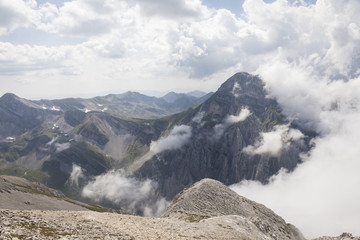 Appennini: montagne rocciose circondate da nuvole bianche