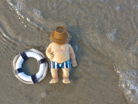 Fat man  lies on  the beach - Bild -