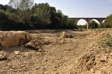 The bed of the river Gardon completely dry - 93326291