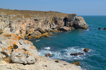 Fototapeta na wymiar Picturesque rocky coastline near Tyulenovo in Bulgaria