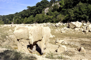 Fototapeta premium The bed of the river Gardon completely dry