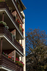 Fototapeta na wymiar Wohnhaus mit Wohnungen und Balkonen in Magdeburg