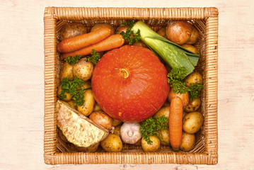 Hokkaidokürbis im Korb mit anderem Gemüse