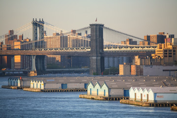 Naklejka premium Manhattan Bridge i Brooklyn Bridge w Stanach Zjednoczonych