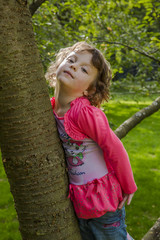 Junges Mädchen steht Modell im Park