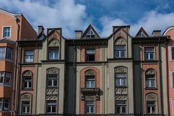 Fototapeta premium historische hausfassade mit bogenfenstern in innsbruck st. nikolaus