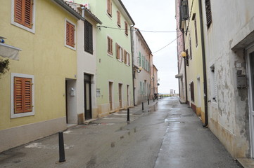 Obraz premium Street in Novigrad with green and yellow buildings