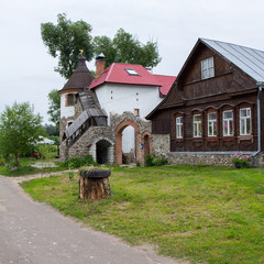 Золотое кольцо России. Суздаль. Вид старого деревянного дома. © 1802185