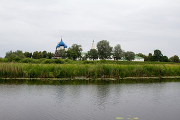 Золотое кольцо России. Суздаль. Вид Кремля на берегу реки Каменка. © 1802185