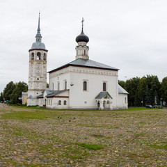 Вид Воскресенской церкви и центральной брусчатой площади в городе Суздаль. Россия.