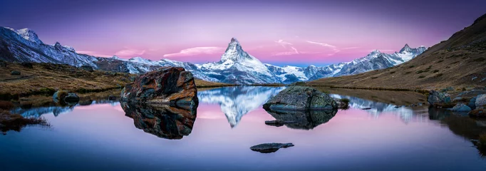 Foto op Plexiglas Stellisee in Zwitserland met Matterhorn op het achtergrondpanorama © eyetronic