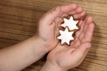 kleine Kinderh&auml;nde halten Zimtsterne