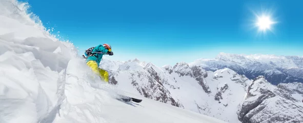 Foto auf Acrylglas Wintersport Mann Skifahrer läuft bergab