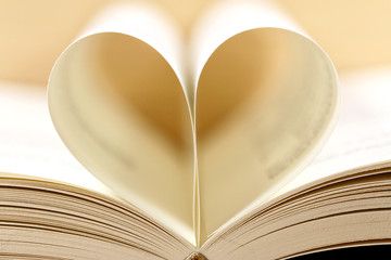Seiten eines Buches bilden ein Herz