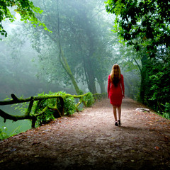 Mulher caminhando no nevoeiro