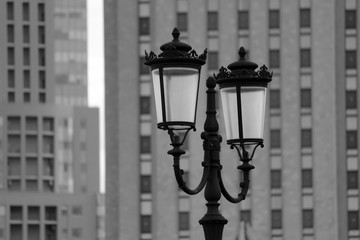 Fototapeta na wymiar Городские фонари на фоне окон небоскрёба