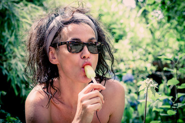 Femme mangeant une glace