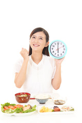 食事を楽しむ女性