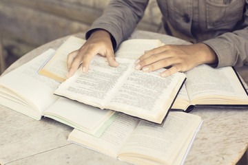 Naklejka premium Girl reading several different books at the same time
