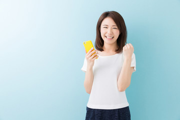 スマートフォンを見る女性