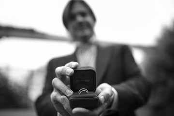 ramo y zapatos a punto de ser estranados