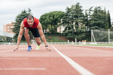 Fototapeta premium Man getting ready to start running