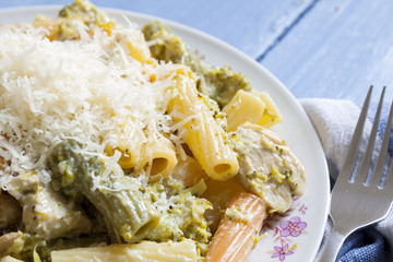 Chicken and broccoli with penne pasta, with garlic sauce and cheese
