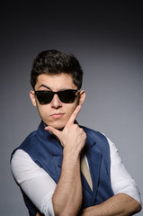 Obraz premium Young man in blue vest against gray