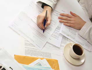 Obraz premium A close-up image of a hand with a pen showing a diagram