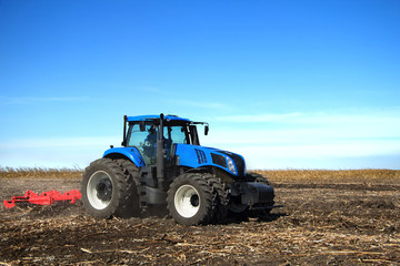 Obraz premium Tractor plowing field