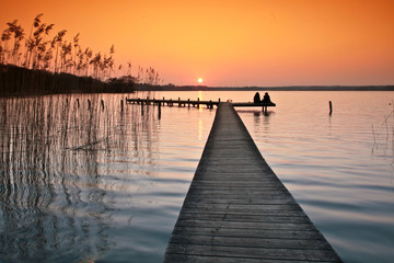 Obraz premium Lake in denmark with a jetty in winter shot with colour graduate