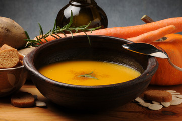 Pumpkin soup carrots and potatoes Carottes potiron et pommes de terre soupe Zuppa di zucca carote e...