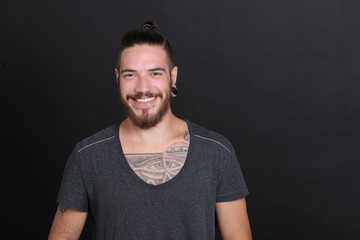Sympatischer junger Mann mit Bart und Tattoo