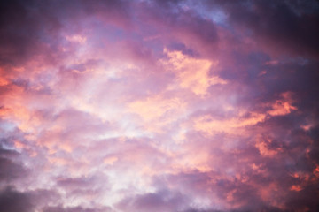 Fototapeta na wymiar Abendhimmel mit roten Wolken