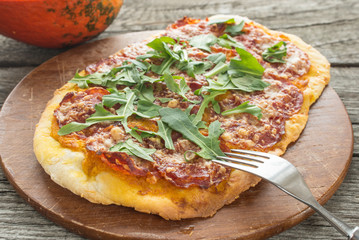 Pizza mit Kürbis und Gruyere Käse