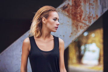 Naklejka premium modern punk fashion, portrait of a beautiful model posing over street background