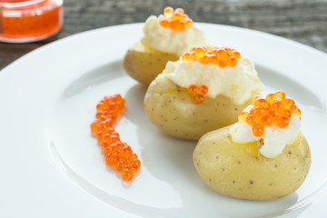 Delikatesse Kaviar auf Kartoffeln