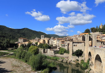 Fototapeta na wymiar vue du village médiéval de Besalu en catalogne