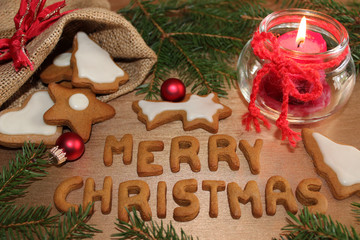Merry Christmas mit Lebkuchenbuchstaben geschrieben
