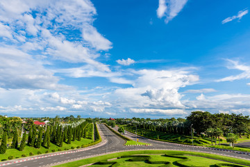 Obraz premium Roadside view of beautiful park on blue sky