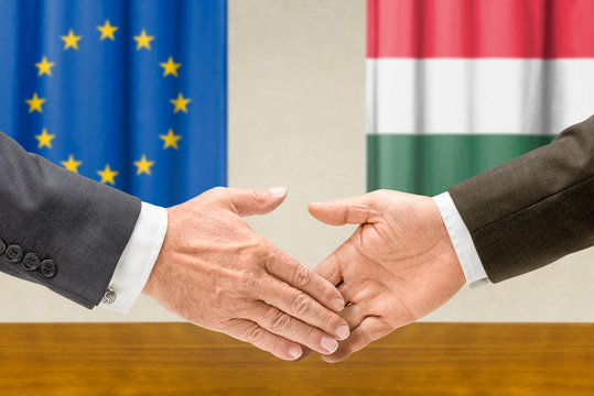 Vertreter der EU und Ungarns reichen sich die Hand