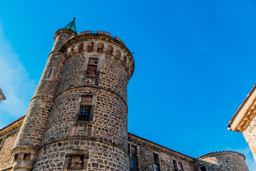 Le donjon du château de Virieu dans le vieux bourg de Pélussin © Gerald Villena