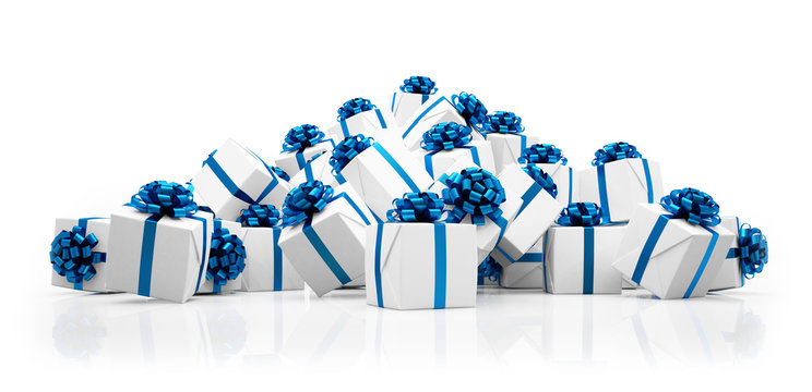 Weihnachtsgeschenke in wei&szlig; mit blauen Schleifen