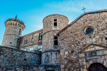 Château et chapelle de Virieu dans le vieux bourg de Pélussin © Gerald Villena